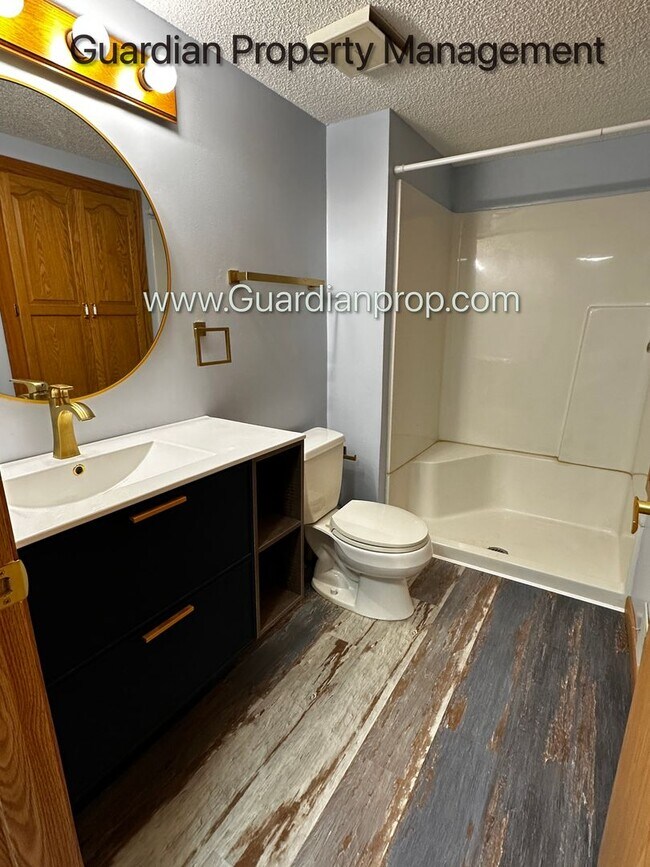 Building Photo - Maple Grove Single Family Home, 2 Car Gara...