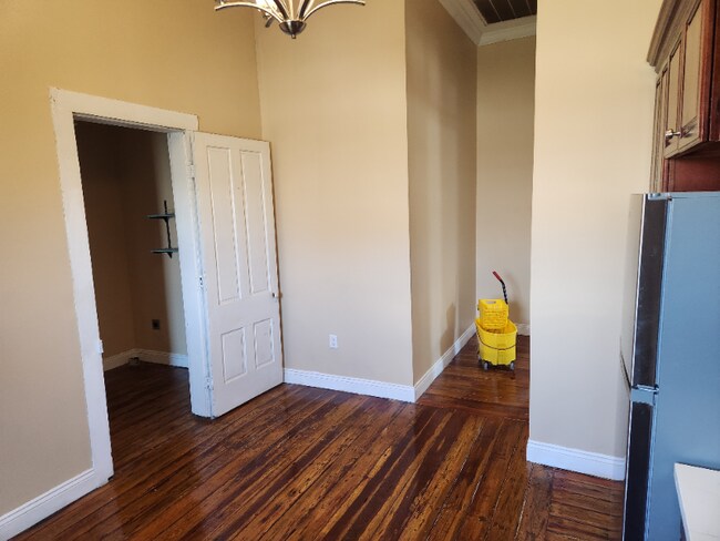 Building Photo - 136 E Washington St