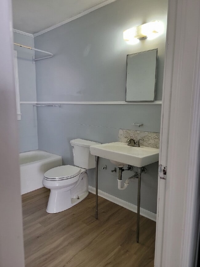 Building Photo - 937 W 6th St