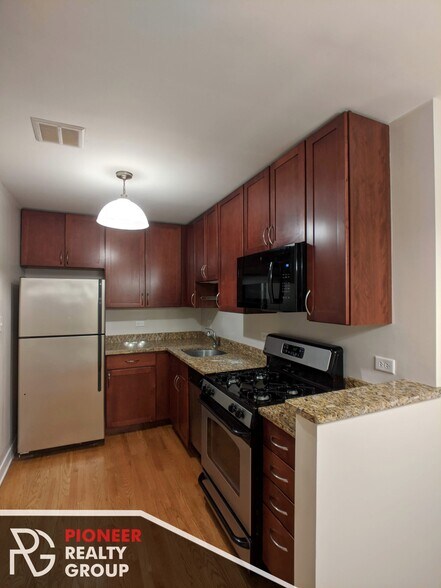 Building Photo - 643 W Wrightwood Ave