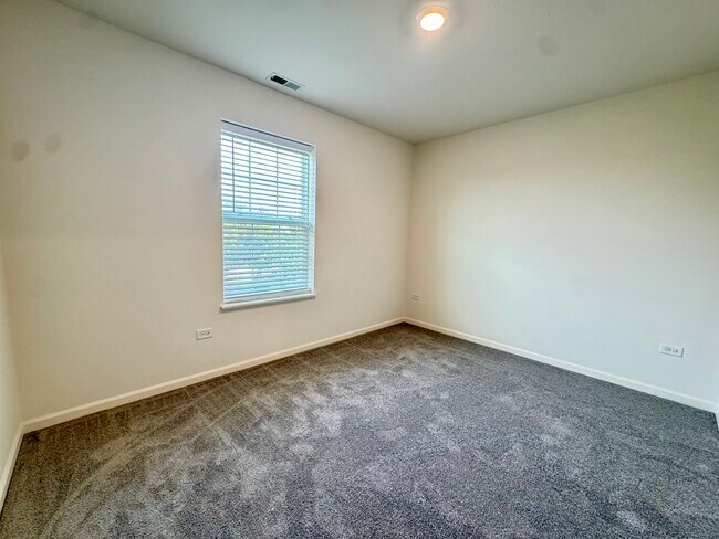 Building Photo - 15036 W Cyrus Dr