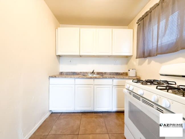Building Photo - 2/1 Charming Corner Apartment in Glendale!