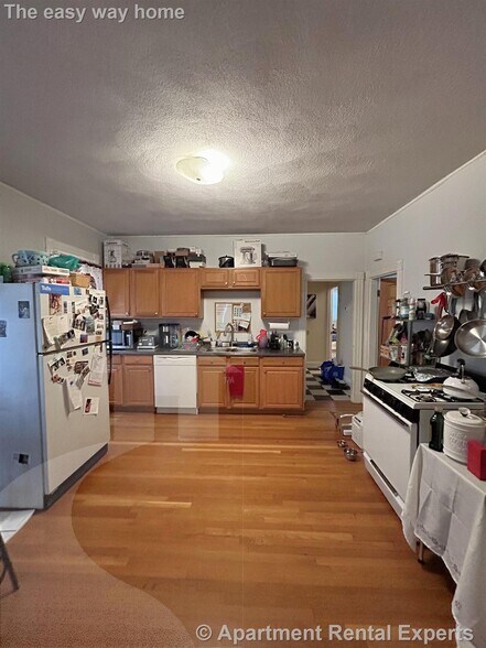 Building Photo - 578 Main St