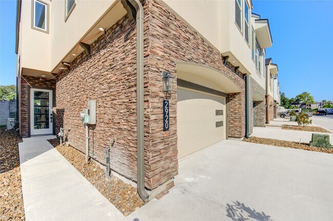 Building Photo - 2920 El Fenice Ln