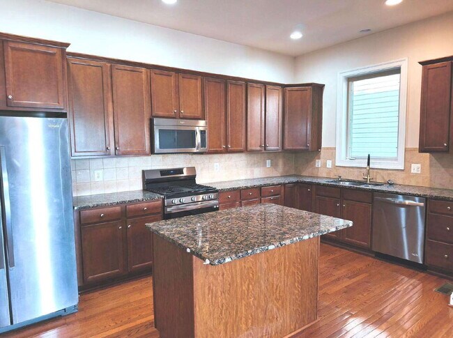 Building Photo - Luxurious Single-Family Home in Vibrant On...