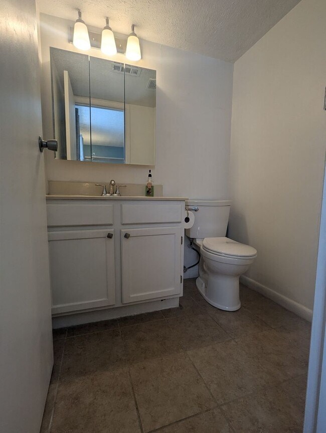 Building Photo - 2BR Condo in West Chester, **Pet Friendly-...