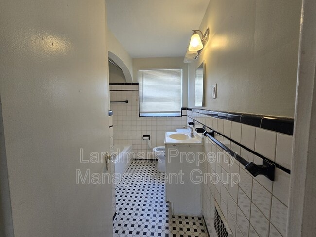 Building Photo - 15205 Maplewood Ave