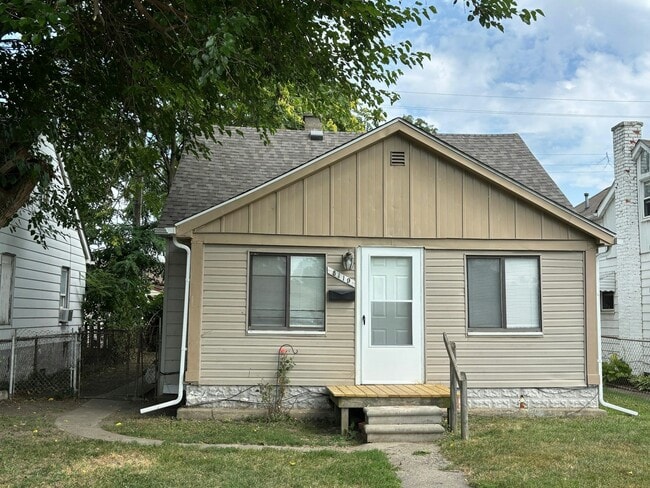 Primary Photo - 8119 Essex Ave