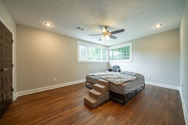 Building Photo - 4 bedroom/3 bath, 3711 sqft in Midtown!