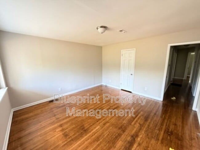 Building Photo - 3736 Oak Ave SW
