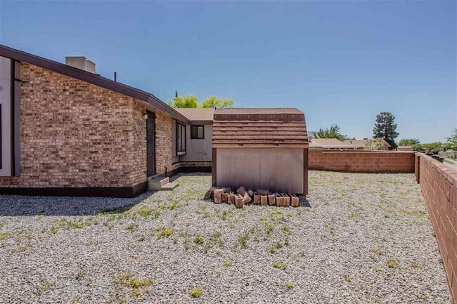 Building Photo - Super cute 2 bedroom townhouse!