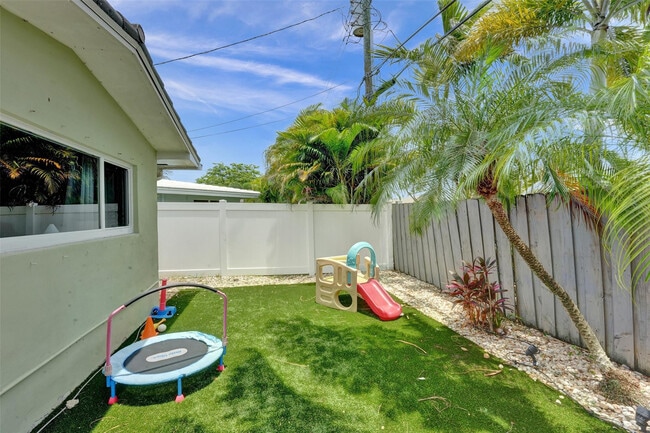 Building Photo - 720 NW 29th Ct
