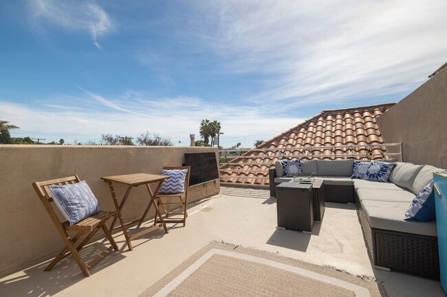 Building Photo - 1079 Sapphire St