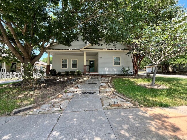 Building Photo - 709 Roberts St