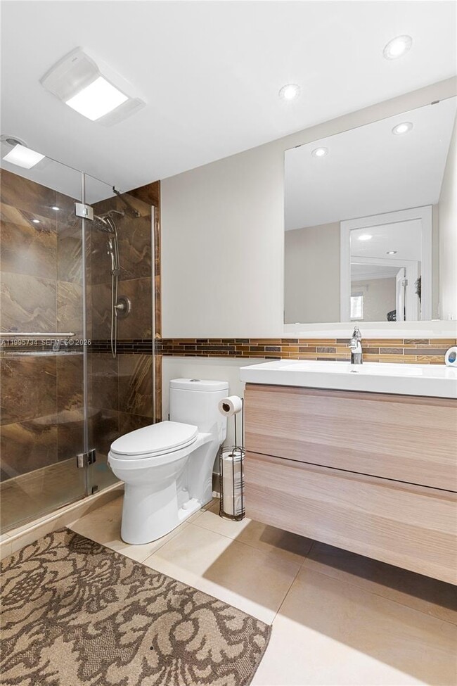 Building Photo - 9200 N Hollybrook Lake Dr