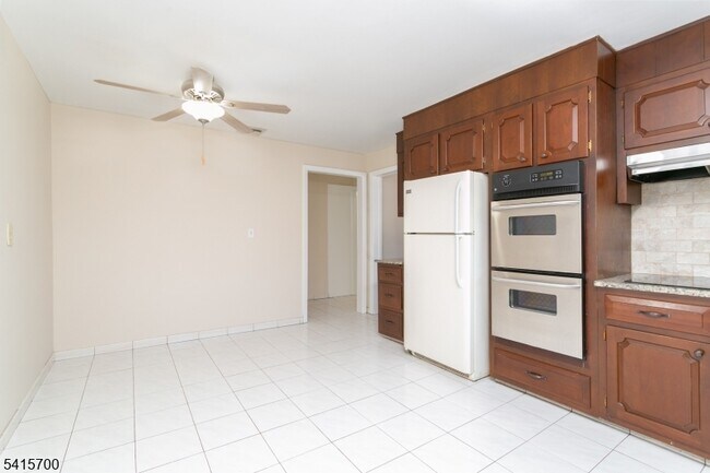 Building Photo - 27 Ashwood Ave