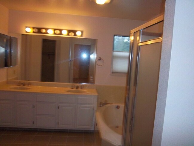 Building Photo - This amazing 2/3 with Den condo won't last!