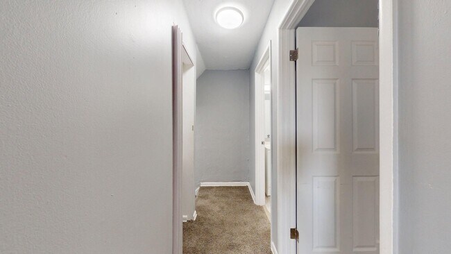 Building Photo - Elyria - updated 2 bedroom/1 bath townhouse.