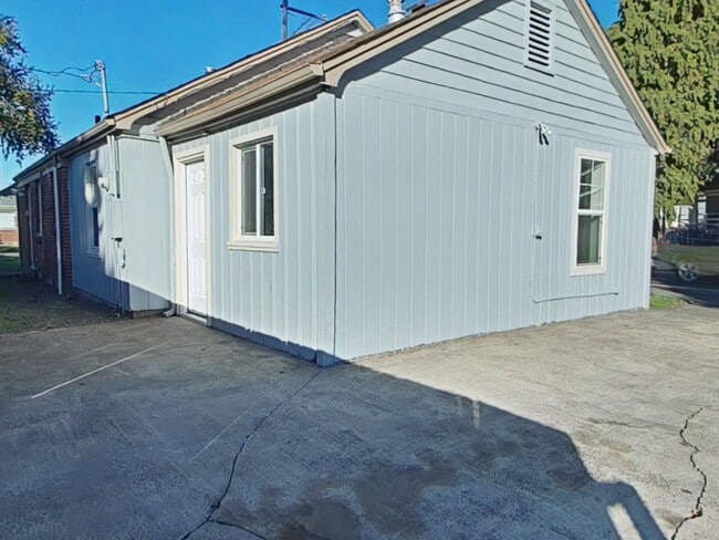 Building Photo - FALL SPECIAL ~ $1060 OFF FIRST MONTH RENT