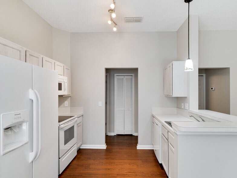 Building Photo - 1953 Longneedle Lane