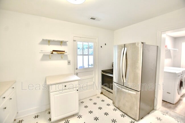 Building Photo - 2 Rosedale Dr