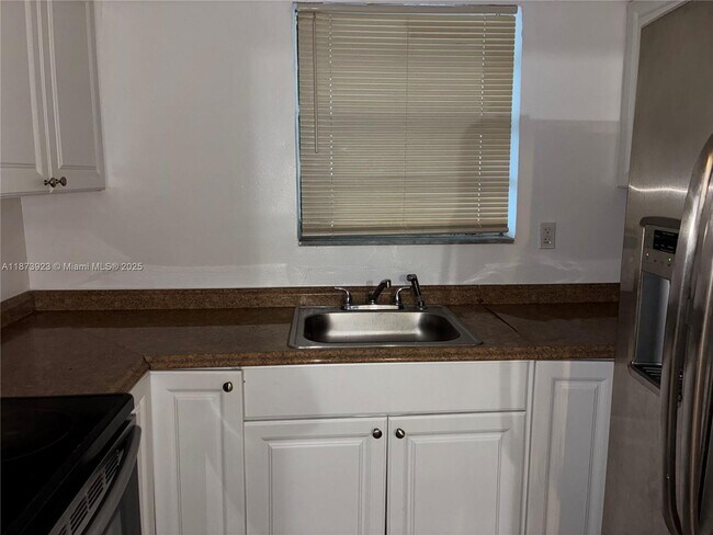 Building Photo - 1358 W 69th St