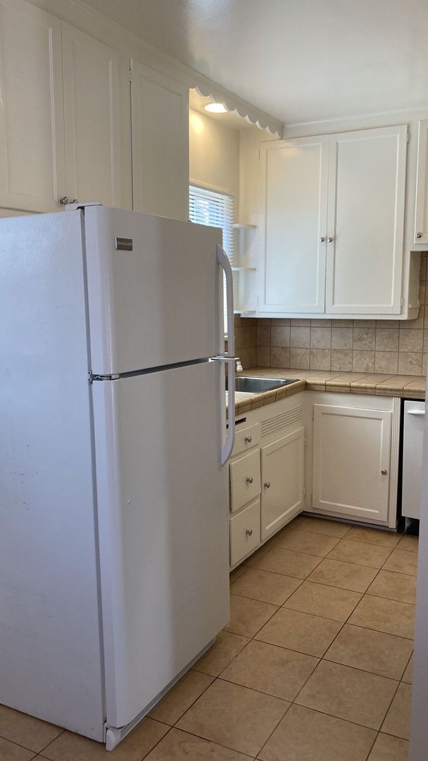 Building Photo - 2212