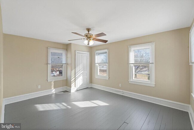 Building Photo - 923 N Main St