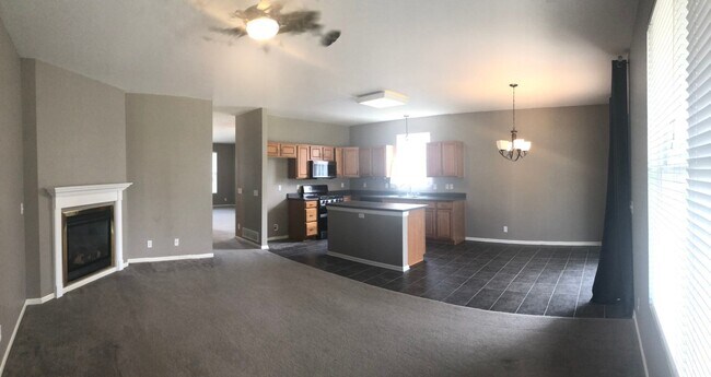 Building Photo - Large Home in Papillion For Rent!