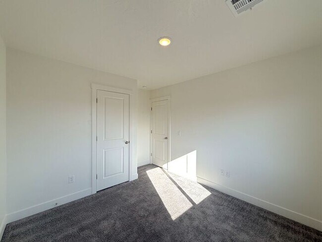 Building Photo - 4 Bed, 2.5 Bath home with 2 Car Garage