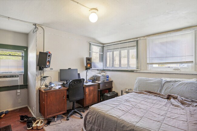 Building Photo - 806 W Oregon St
