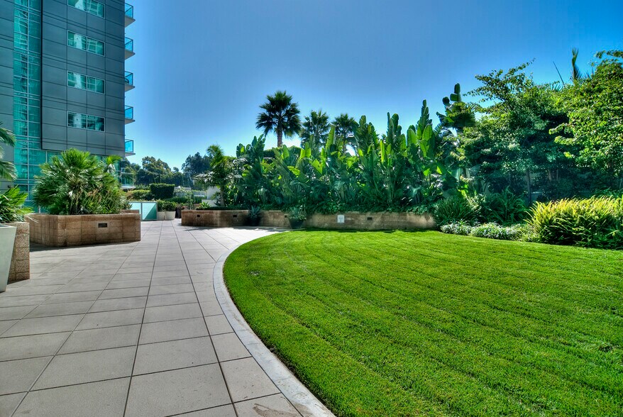 Building Photo - 13650 marina pointe Dr