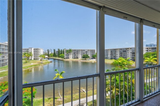 Building Photo - 2851 Leonard Dr