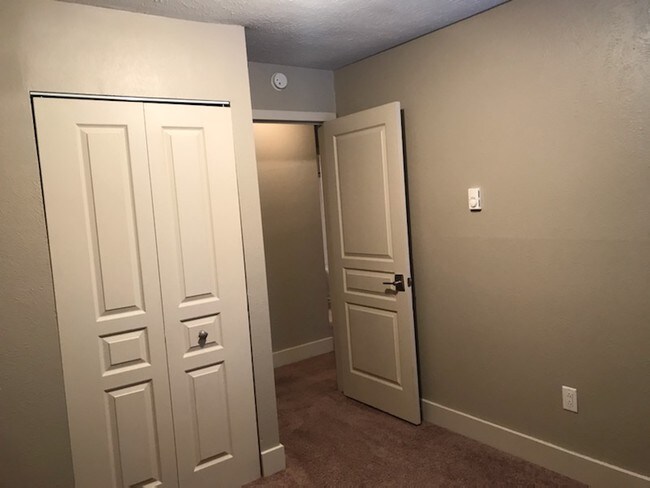 Building Photo - 5301 W Alexis Rd