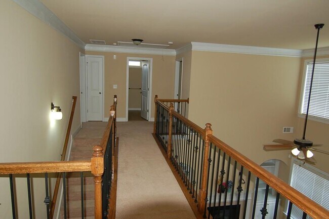 Building Photo - 2145 Manor View