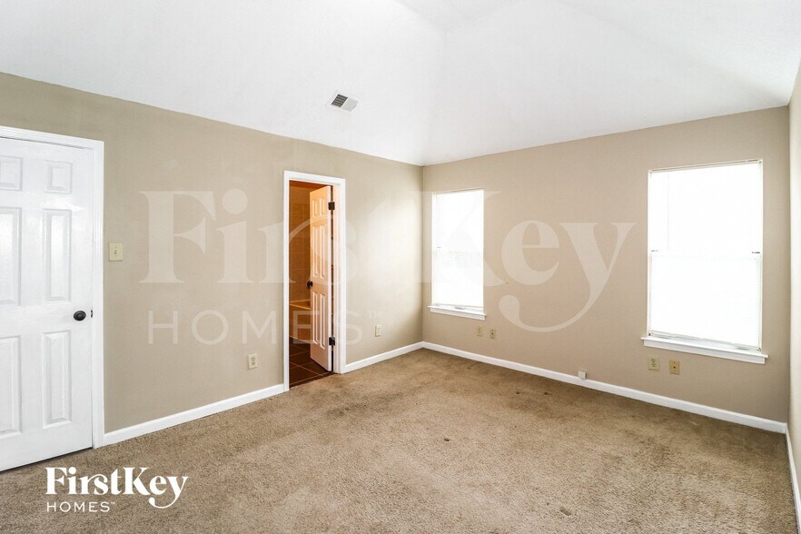 Building Photo - 5672 Riverhead Ave