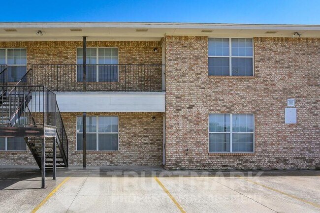 Building Photo - 700 S Amy Ln