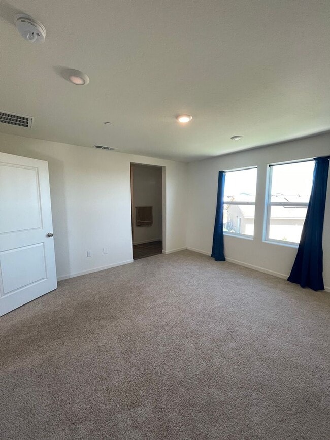 Building Photo - Beautiful 4-Bedroom, 2.5-Bathroom Two-Stor...