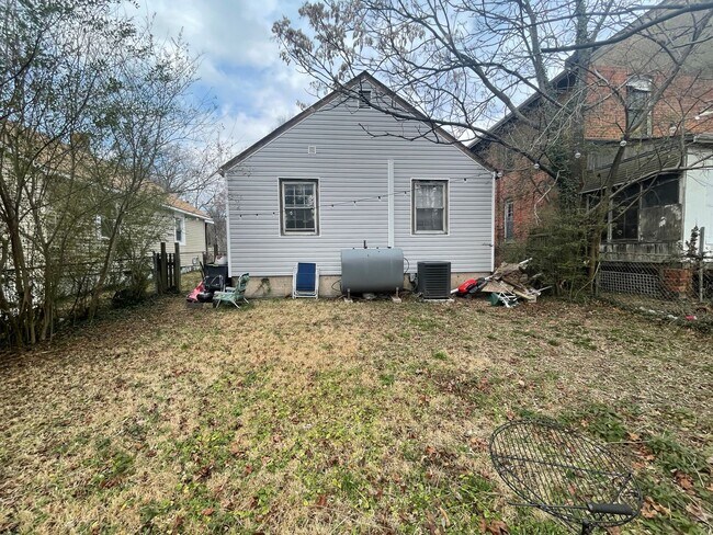 Building Photo - 2 bed house w Laundry, All electric, central HVAC, fenced yard, hardwoods