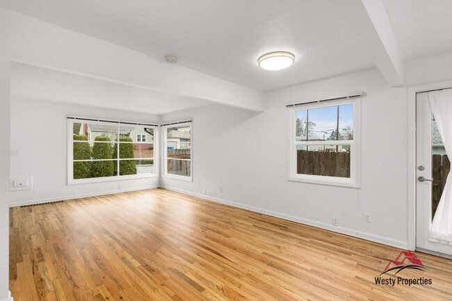 Primary Photo - 6725 E Burnside St