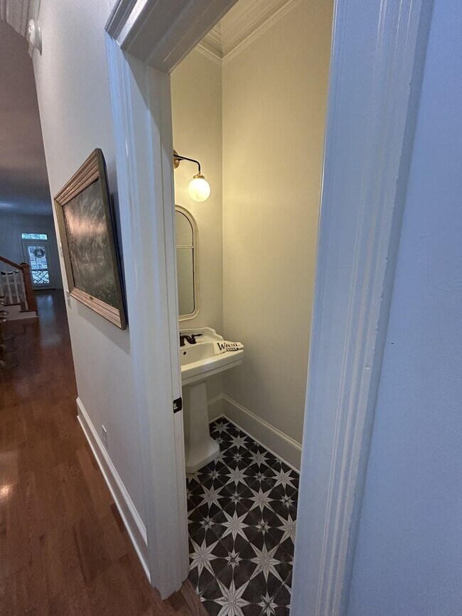 Building Photo - 212 Village Walk Ln