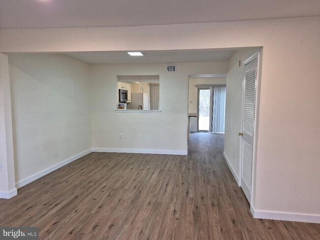 Building Photo - 401 Woodside Cir