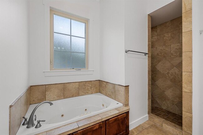 Building Photo - 1607 Chelsea Ln