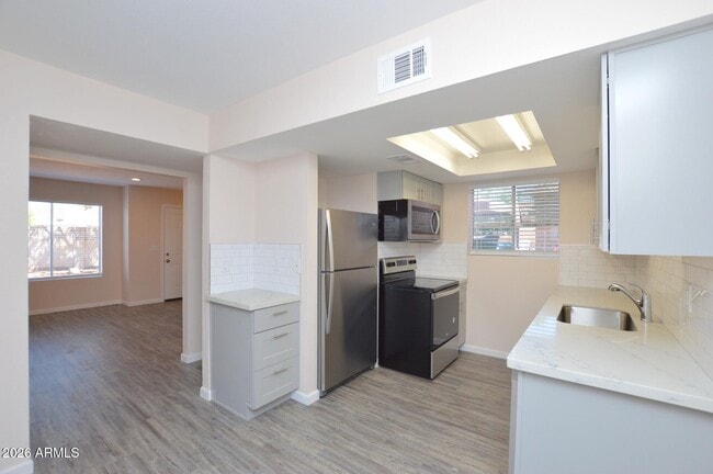 Building Photo - 1418 E Knoll Cir