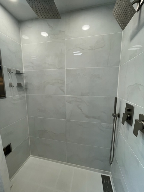 Building Photo - 711 Riverview Dr