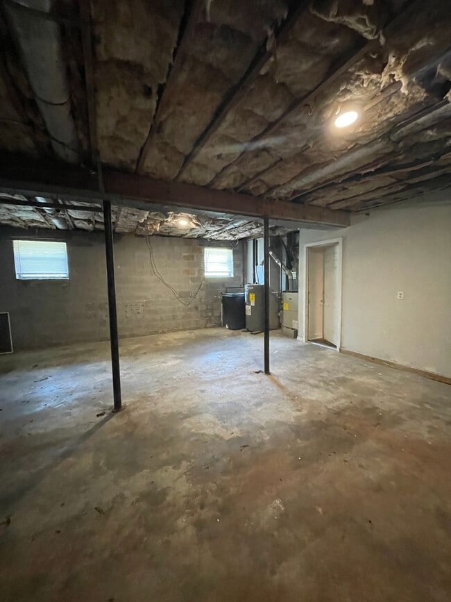 Building Photo - Beautifully renovated 3 bedroom 2.5 Bath