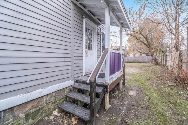 Building Photo - 416 Oak St- 4/5 Bedroom Duplex near WMU Ca...
