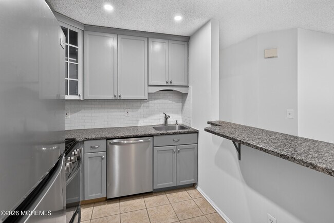 Building Photo - 92 Des Moines Ct