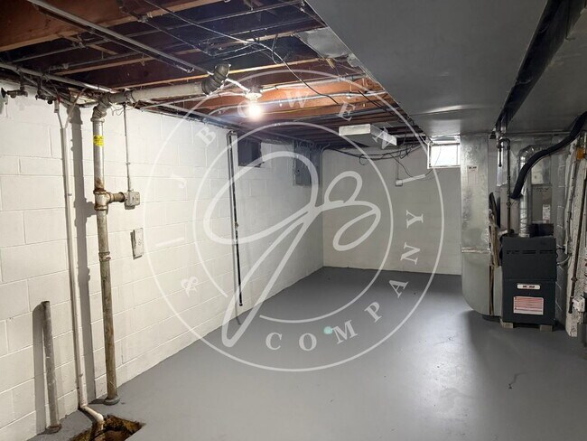 Building Photo - "Spacious 4-Bed Duplex in Toledo