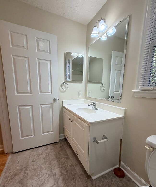 Building Photo - 2 Bedroom 2 Bath Cape Style House in East Asheville